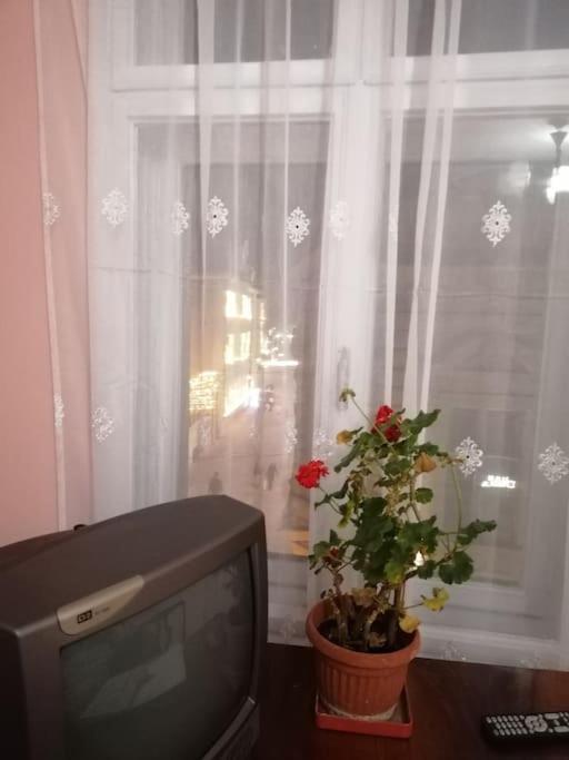 La 2 Pasi De Biserica Neagra Braşov Exteriör bild