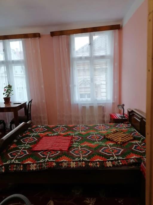 La 2 Pasi De Biserica Neagra Braşov Exteriör bild