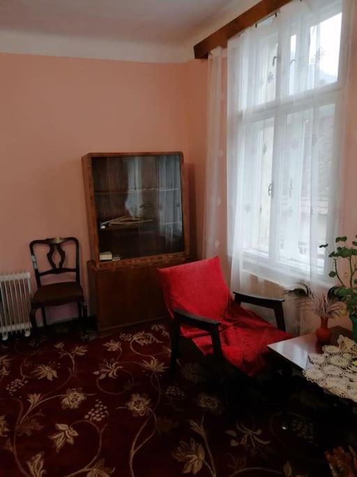 La 2 Pasi De Biserica Neagra Braşov Exteriör bild