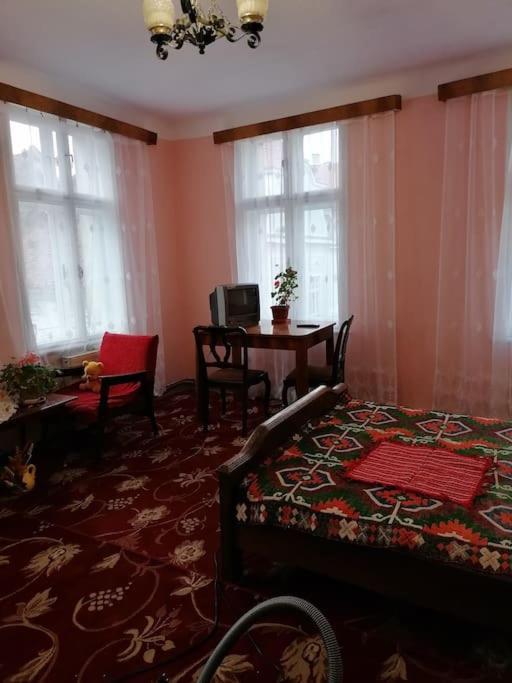 La 2 Pasi De Biserica Neagra Braşov Exteriör bild